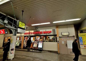 1.西口出口を出ると目の前にベッカーズが見えますので、ベッカーズを右折します。