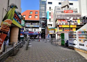 3.マクドナルドを左手に見ながら直進すると、正面にドラッグストアが見えますので、右折します。