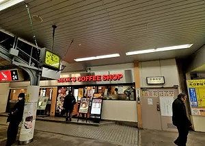 1.西口出口を出ると目の前にベッカーズが見えますので、ベッカーズを右折します。