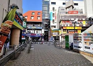 3.マクドナルドを左手に見ながら直進すると、正面にドラッグストアが見えますので、右折します。