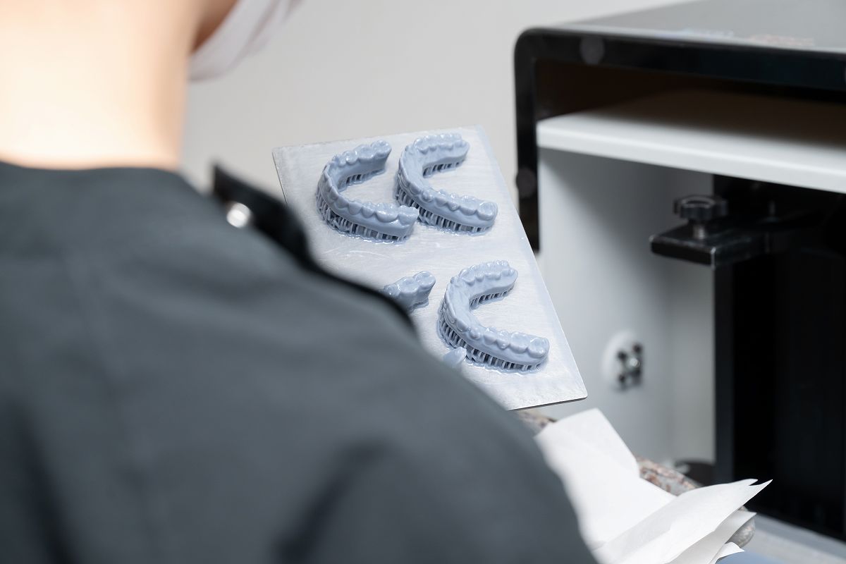 自社設計のインハウスアライナーで、始めやすく続けやすい矯正治療